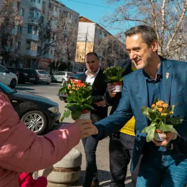 Foto De Mezzo dă flori de 1 şi 8 martie, pe banii slătinenilor. 100.000 lei, buget alocat