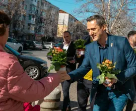 Foto De Mezzo dă flori de 1 şi 8 martie, pe banii slătinenilor. 100.000 lei, buget alocat