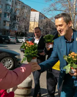 Foto De Mezzo dă flori de 1 şi 8 martie, pe banii slătinenilor. 100.000 lei, buget alocat