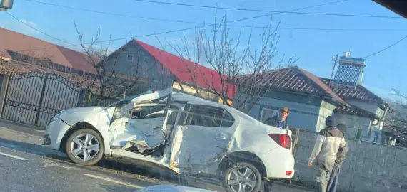 Foto Accident pe DN 6, la Dăneasa. Două persoane rănite