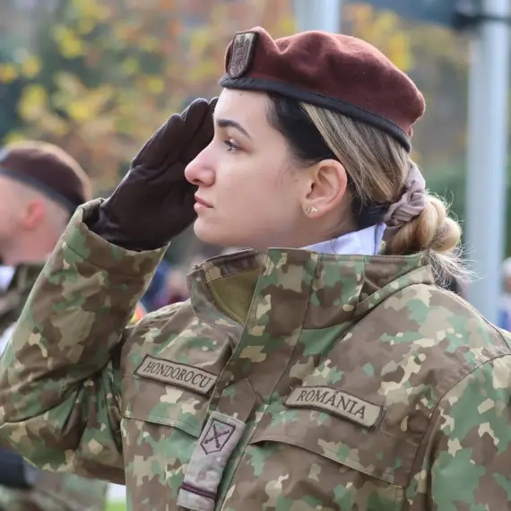 Foto Ileana Lucia Hondorocu, sublocotenentul care conduce un pluton al Batalionului 22 Infanterie Romanați, la doar 23 de ani