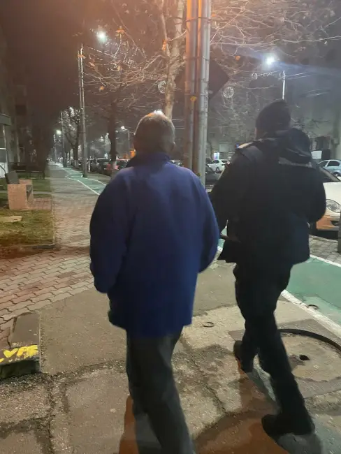Foto Un bărbat, din Slatina, care se rătăcise, ajutat de jandarmi să ajungă acasă