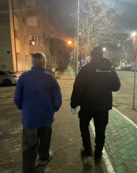 Foto Un bărbat, din Slatina, care se rătăcise, ajutat de jandarmi să ajungă acasă