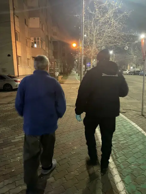 Foto Un bărbat, din Slatina, care se rătăcise, ajutat de jandarmi să ajungă acasă
