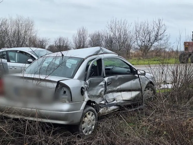 Foto Accident la Criva: O persoană rănită, după impactul între două autoturisme