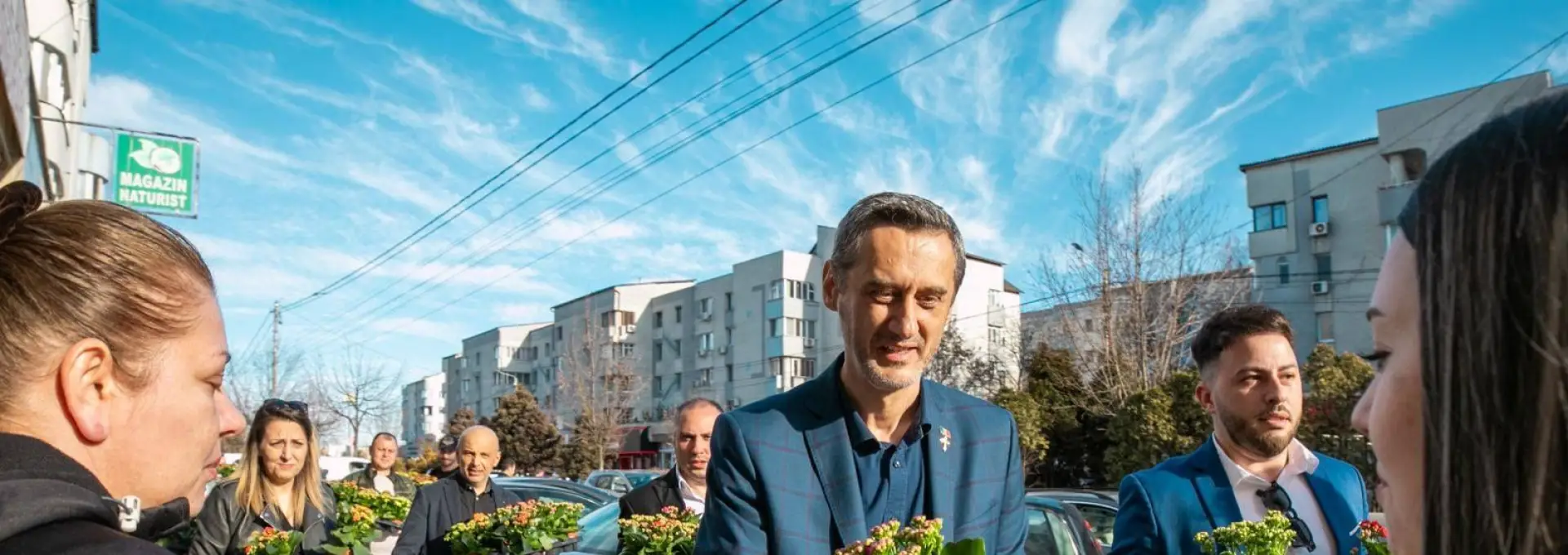 Foto Cum justifică De Mezzo banii publici pe care îi dă pe flori de 1 şi 8 martie