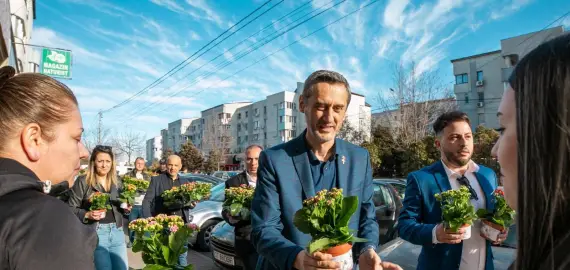 Foto Cum justifică De Mezzo banii publici pe care îi dă pe flori de 1 şi 8 martie