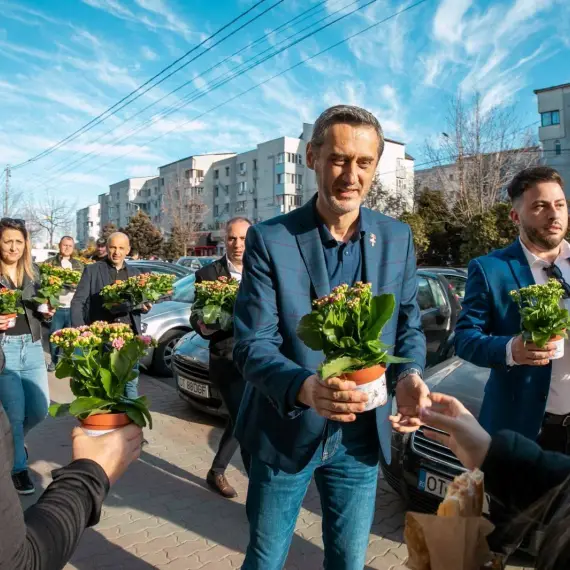 Foto Cum justifică De Mezzo banii publici pe care îi dă pe flori de 1 şi 8 martie