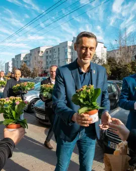 Foto Cum justifică De Mezzo banii publici pe care îi dă pe flori de 1 şi 8 martie