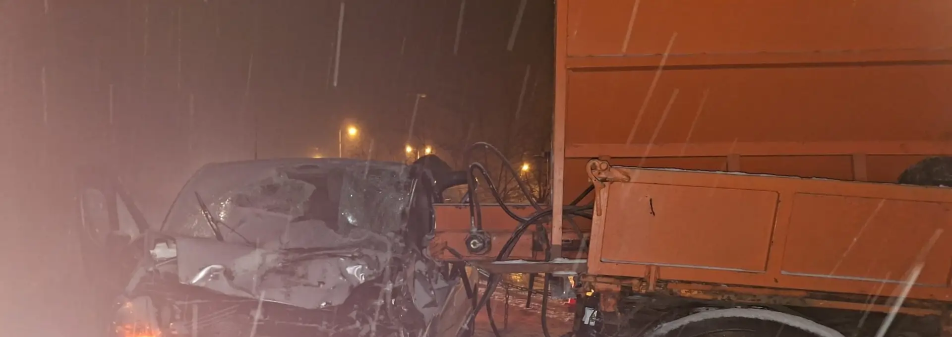Foto Accident între un microbuz şi un utilaj de deszăpezire (VIDEO)
