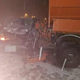 Foto Accident între un microbuz şi un utilaj de deszăpezire (VIDEO)