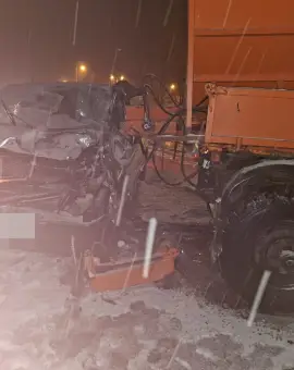 Foto Accident între un microbuz şi un utilaj de deszăpezire (VIDEO)