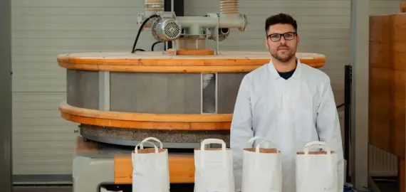 Foto Tradiție măcinată pe piatră la Dobrun: Cooperativa „Biruința Olteniei” readuce pe mese făina integrală de altădată