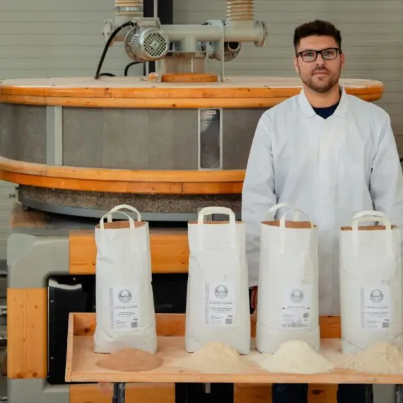 Foto Tradiție măcinată pe piatră la Dobrun: Cooperativa „Biruința Olteniei” readuce pe mese făina integrală de altădată