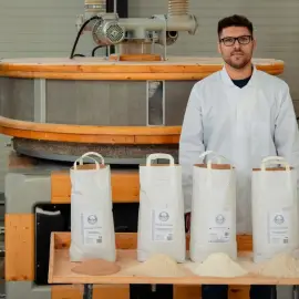 Foto Tradiție măcinată pe piatră la Dobrun: Cooperativa „Biruința Olteniei” readuce pe mese făina integrală de altădată