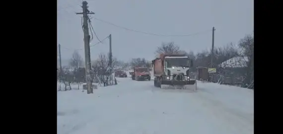 Foto Cod galben de ger și ninsori în Olt. Zeci de utilaje pe drumuri: „Intervenim fără oprire de duminică seara” (VIDEO)