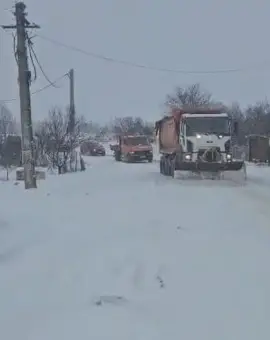 Foto Cod galben de ger și ninsori în Olt. Zeci de utilaje pe drumuri: „Intervenim fără oprire de duminică seara” (VIDEO)