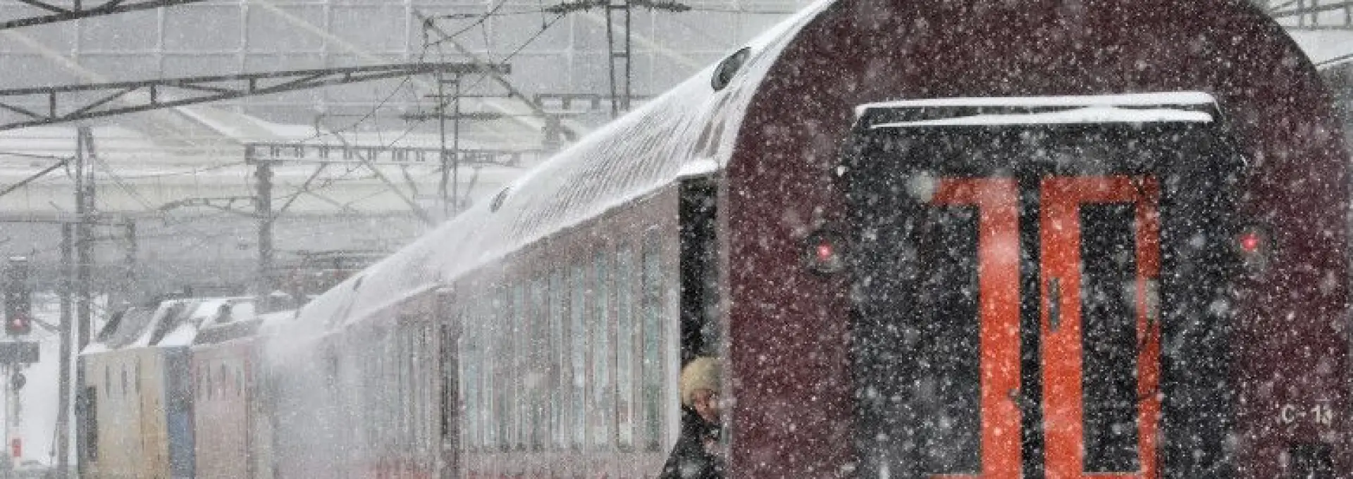 Foto Trafic feroviar blocat în judeţul Olt, din cauza unei șine rupte. Trenuri cu întârzieri mari spre București