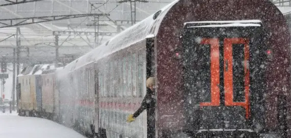 Foto Trafic feroviar blocat în judeţul Olt, din cauza unei șine rupte. Trenuri cu întârzieri mari spre București