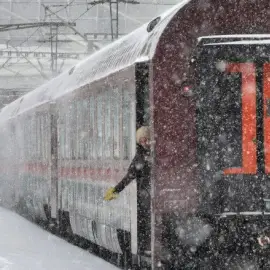 Foto Trafic feroviar blocat în judeţul Olt, din cauza unei șine rupte. Trenuri cu întârzieri mari spre București