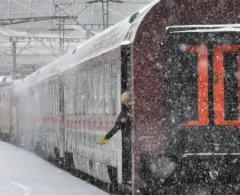 Foto Trafic feroviar blocat în judeţul Olt, din cauza unei șine rupte. Trenuri cu întârzieri mari spre București