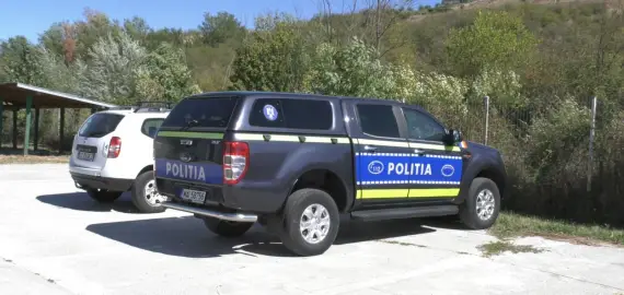 Foto Dosar penal pentru un bărbat din Potcoava care ar fi accidentat intenţionat, cu maşina, un câine