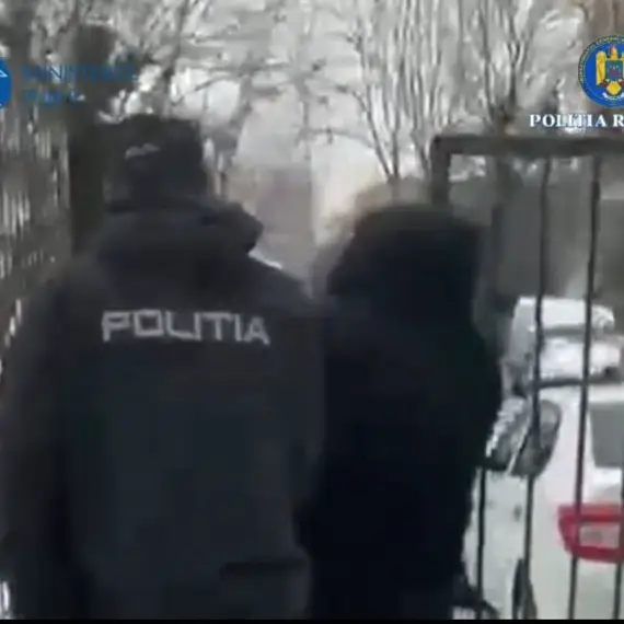 Foto VIDEO. Tânăr reţinut, după ce a furat 10.000 de euro şi bijuterii dintr-o locuinţă din Slatina