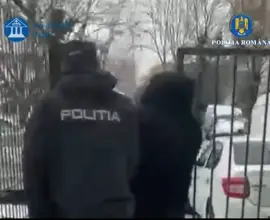 Foto VIDEO. Tânăr reţinut, după ce a furat 10.000 de euro şi bijuterii dintr-o locuinţă din Slatina