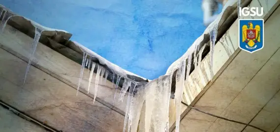 Foto ISU Olt avertizează: Curățați țurțurii de pe acoperișuri pentru siguranța cetățenilor