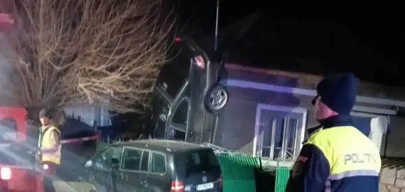Foto „Cascadorie” periculoasă pe o stradă din Olt. Cum a reușit un șofer să „parcheze” mașina