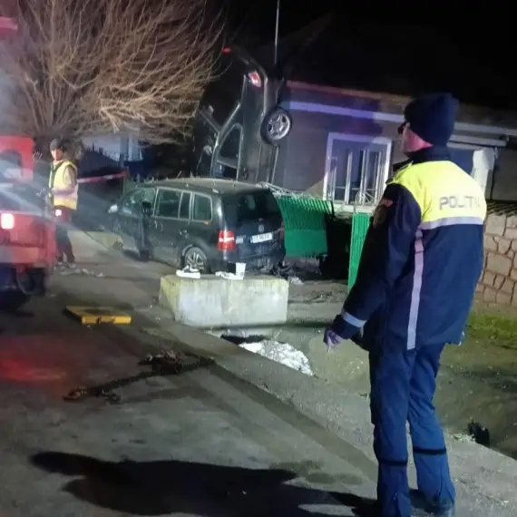 Foto „Cascadorie” periculoasă pe o stradă din Olt. Cum a reușit un șofer să „parcheze” mașina