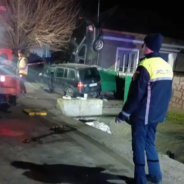 Foto „Cascadorie” periculoasă pe o stradă din Olt. Cum a reușit un șofer să „parcheze” mașina