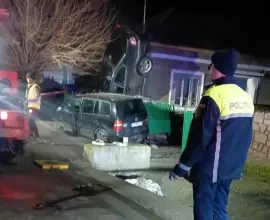 Foto „Cascadorie” periculoasă pe o stradă din Olt. Cum a reușit un șofer să „parcheze” mașina