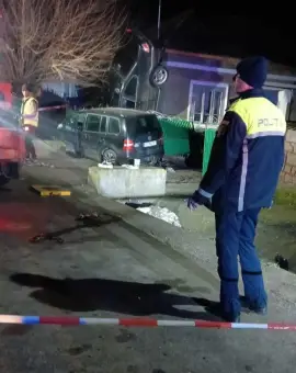 Foto „Cascadorie” periculoasă pe o stradă din Olt. Cum a reușit un șofer să „parcheze” mașina