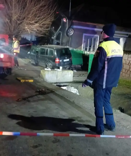 Foto „Cascadorie” periculoasă pe o stradă din Olt. Cum a reușit un șofer să „parcheze” mașina