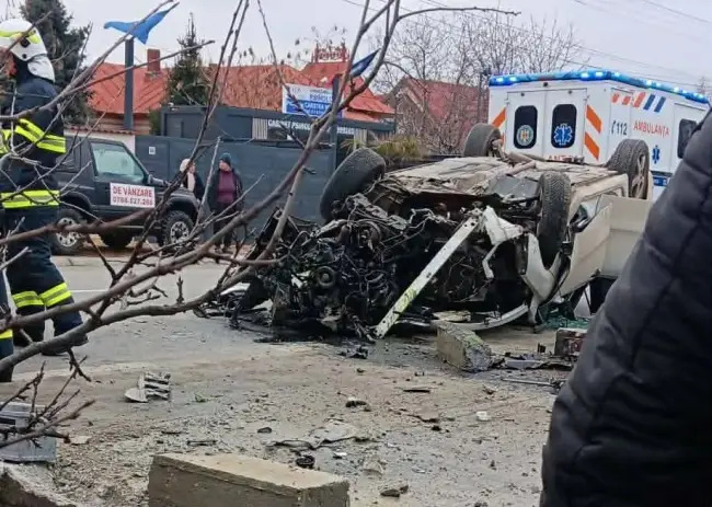 Foto Accident în Brebeni. O femeie rănită, după ce o maşină a intrat într-un cap de pod