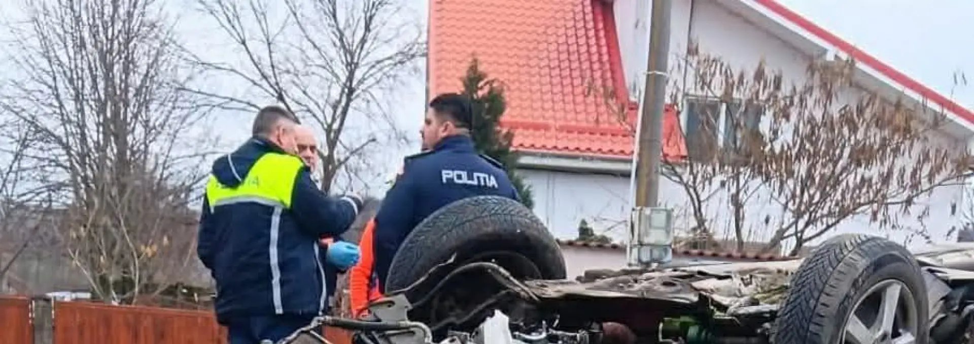 Foto Accident în Brebeni. O femeie rănită, după ce o maşină a intrat într-un cap de pod