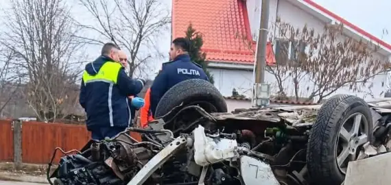 Foto Accident în Brebeni. O femeie rănită, după ce o maşină a intrat într-un cap de pod