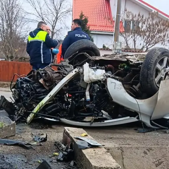 Foto Accident în Brebeni. O femeie rănită, după ce o maşină a intrat într-un cap de pod