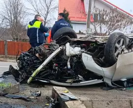 Foto Accident în Brebeni. O femeie rănită, după ce o maşină a intrat într-un cap de pod