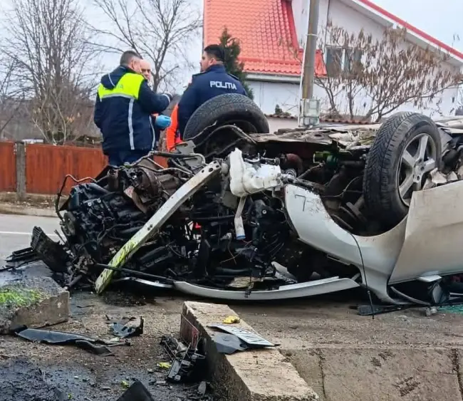Foto Accident în Brebeni. O femeie rănită, după ce o maşină a intrat într-un cap de pod