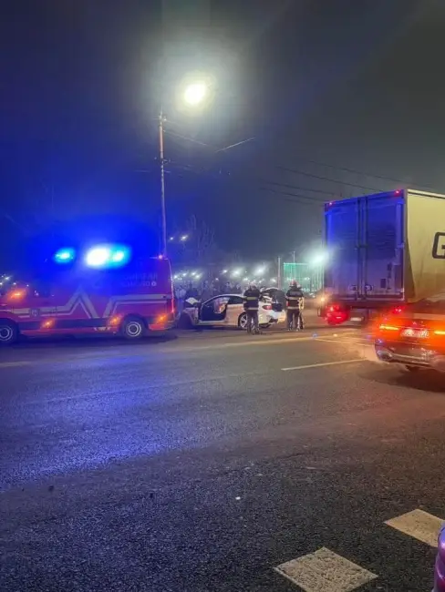 Foto Accident în Slatina: Un tânăr a intrat cu maşina într-un pom şi într-un stâlp de iluminat (FOTO)