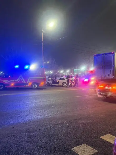 Foto Accident în Slatina: Un tânăr a intrat cu maşina într-un pom şi într-un stâlp de iluminat (FOTO)