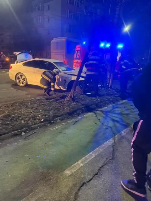 Foto Accident în Slatina: Un tânăr a intrat cu maşina într-un pom şi într-un stâlp de iluminat (FOTO)