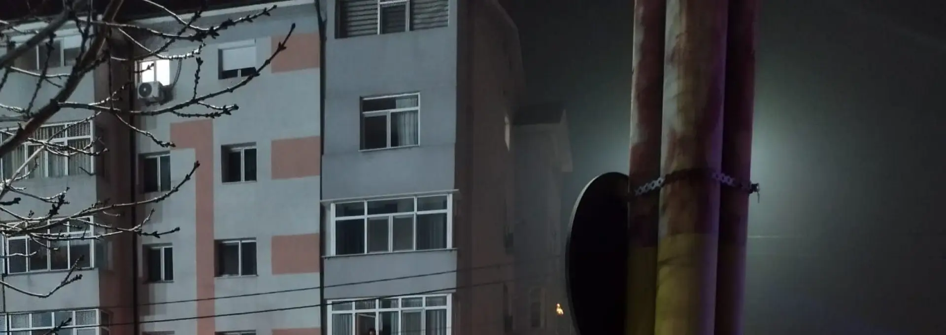 Foto Accident în Slatina: Un tânăr a intrat cu maşina într-un pom şi într-un stâlp de iluminat (FOTO)