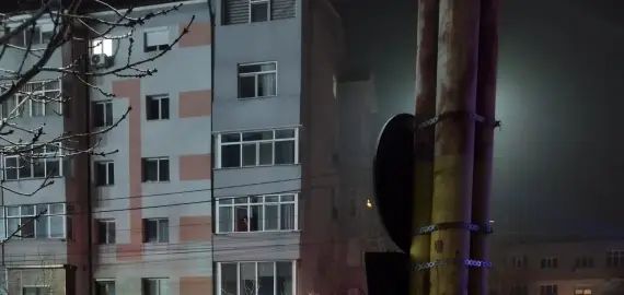 Foto Accident în Slatina: Un tânăr a intrat cu maşina într-un pom şi într-un stâlp de iluminat (FOTO)