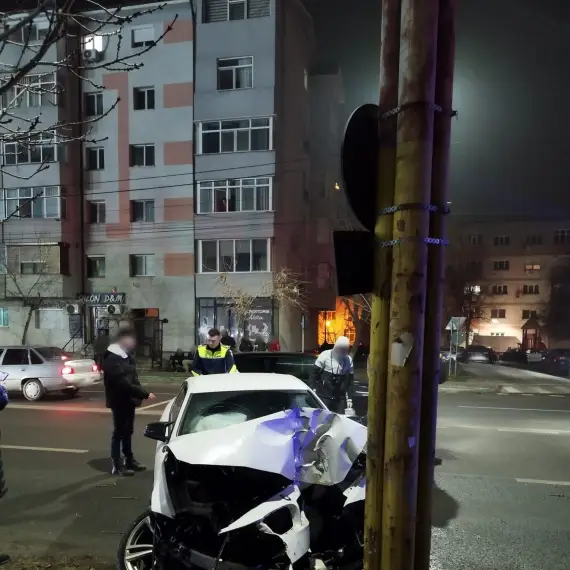 Foto Accident în Slatina: Un tânăr a intrat cu maşina într-un pom şi într-un stâlp de iluminat (FOTO)
