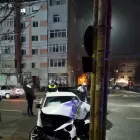 Foto Accident în Slatina: Un tânăr a intrat cu maşina într-un pom şi într-un stâlp de iluminat (FOTO)