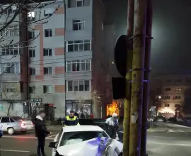Foto Accident în Slatina: Un tânăr a intrat cu maşina într-un pom şi într-un stâlp de iluminat (FOTO)