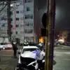 Foto Accident în Slatina: Un tânăr a intrat cu maşina într-un pom şi într-un stâlp de iluminat (FOTO)